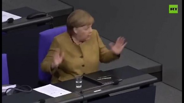 Merkel çıxışından sonra maska taxmağı unutdu