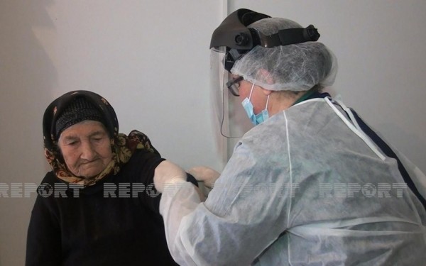 Azərbaycanda 108 yaşlı qadın peyvənd olundu - FOTO