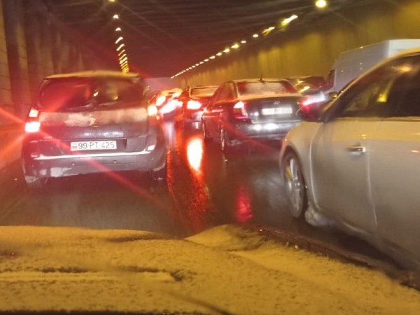 Güclü qar Bakı - Sumqayıt yolunda hərəkəti iflic etdi - FOTO