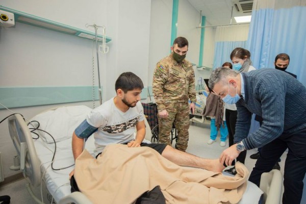 Türkiyəli həkimlər qazilərimizin müayinəsini davam etdirir - FOTO
