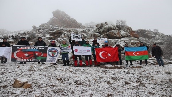 Türkiyə alpinistləri Xocalı qurbanlarını Haçadağda yad ediblər