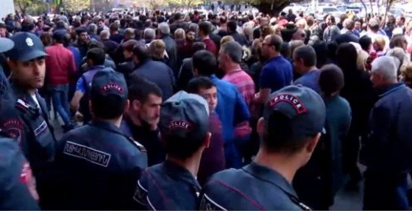 Nikol çağırış etdi: ilkin toqquşmalar başladı