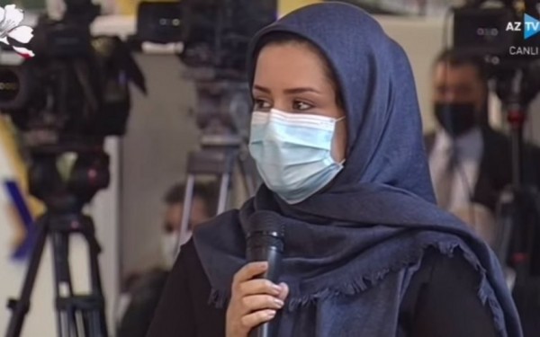 Prezidentin mətbuat konfransında iranlı jurnalist özünü pis vəziyyətə saldı