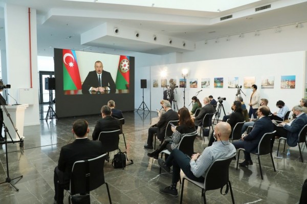Prezident 4 saatdan çox davam edən konfransda 50-yə yaxın sualı cavablanıdırb