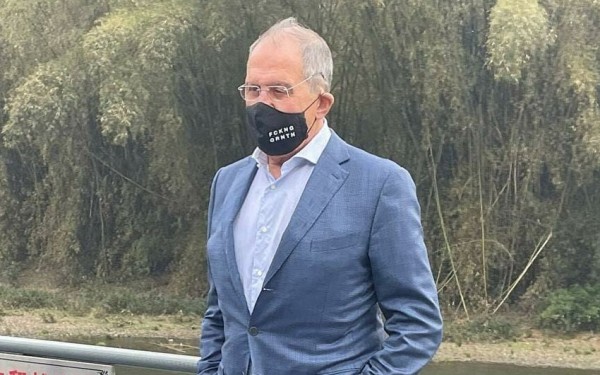 Lavrovun maskasındakı yazı diqqət çəkdi
