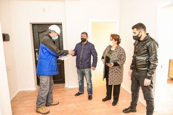 Erməni terroru nəticəsində evləri dağılmış şəxslərə yeni mənzillər verildi - FOTO