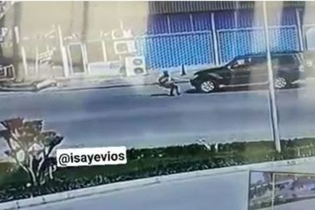Azərbaycanda qadın özünü maşının önünə atır: DİN araşdırmaya başladı - VİDEO