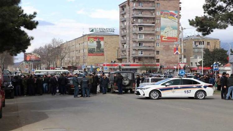 Xankəndidə gərginlik: Əsas yollar bağlandı