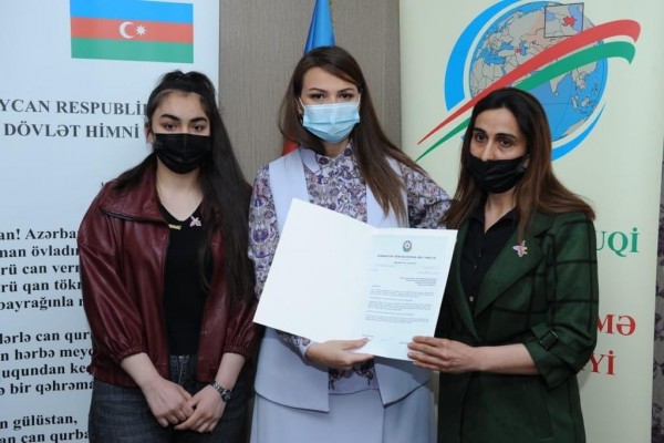 Qənirə Paşayeva şəhid polkovnik-leytenantın ailəsi ilə görüşüb