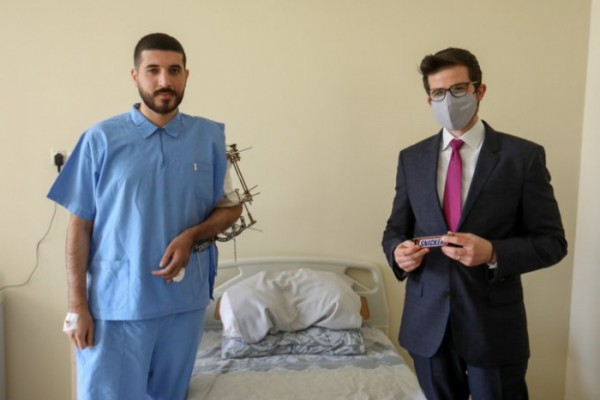 İsrail səfiri qazilərin müalicə olunduğu tibb müəssisəsini ziyarət edib