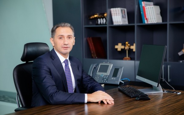 Nazir qadınlar haqqında yazdı