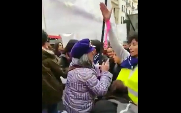 İspaniyada qadınlar feministləri döydü