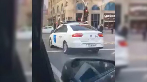 BNA avtomobili bir yolayrıcında iki qaydanı pozdu