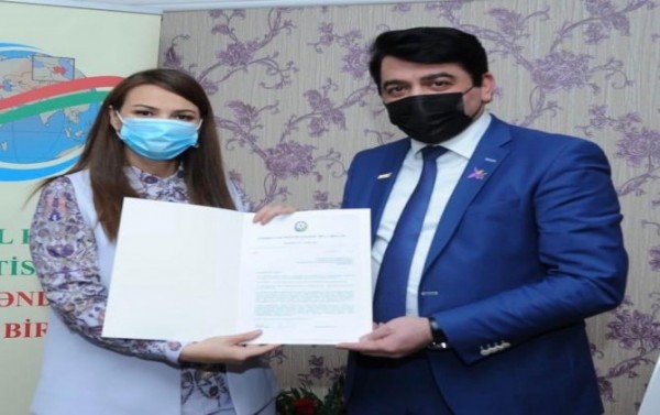Qənirə Paşayeva solo-saz ifaçısı ilə görüşüb