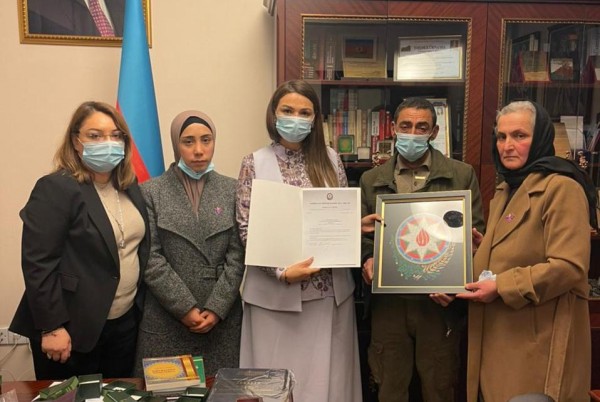Qənirə Paşayeva şəhid Baş leytenant Həsənağa Abdullazadənin valideynləri ilə görüşüb