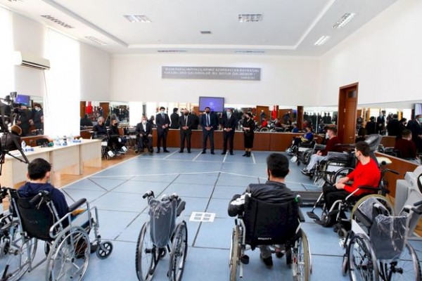 Əlilliyi olan şəxslər üçün Rusiyadan Azərbaycana təkərli oturacaqlar göndərildi - FOTO