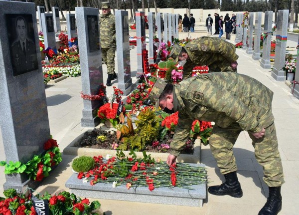Azərbaycan hərbçiləri şəhidlərin məzarını ziyarət ediblər