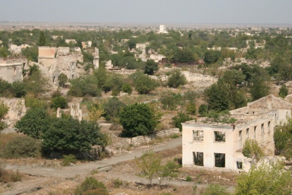Partiya sədrləri Ağdamda ermənilərin dağıtdıqları Şəhidlər xiyabanını ziyarət ediblər