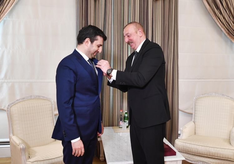 İlham Əliyev Selçuk Bayraktarı ordenlə təltif etdi -  FOTO