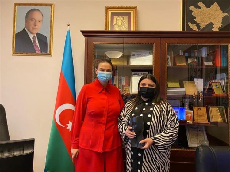 Qənirə Paşayeva mədəniyyət sahəsində çalışan bir qrup ziyalı xanımla görüşüb - FOTO