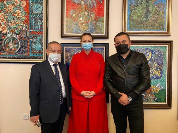 Qənirə Paşayeva yaralı qazi leytenant Sabir Əsgərovla görüşüb