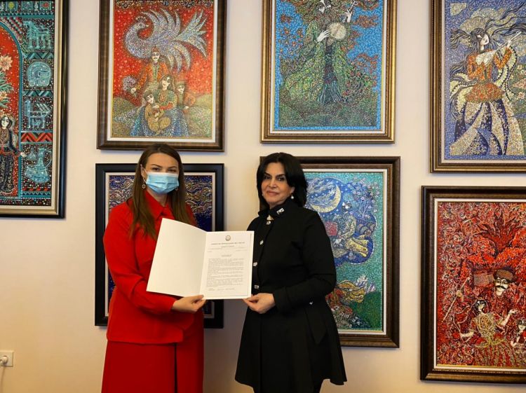 Qənirə Paşayeva Xanım İsmayılqızı ilə görüşüb