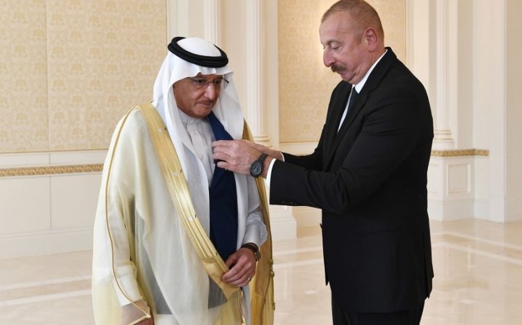 Prezident İƏT-in Baş katibini ordenlə təltif etdi Prezident İƏT-in Baş katibini ordenlə təltif etdi