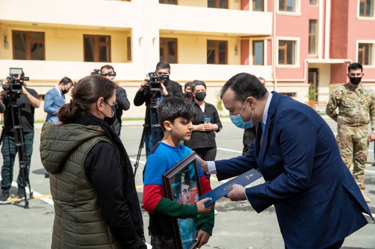 “Ümid” qəsəbəsində şəhid ailələri və Qarabağ  müharibəsi əlillərinə 30 mənzil verildi - FOTO