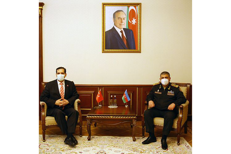Müdafiə naziri Türkiyənin Azərbaycanda diplomatik fəaliyyəti başa çatan səfiri ilə görüşüb