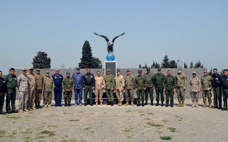 Xarici ölkələrin Azərbaycandakı hərbi attaşeləri HHQ-nin hərbi hissəsini ziyarət edib