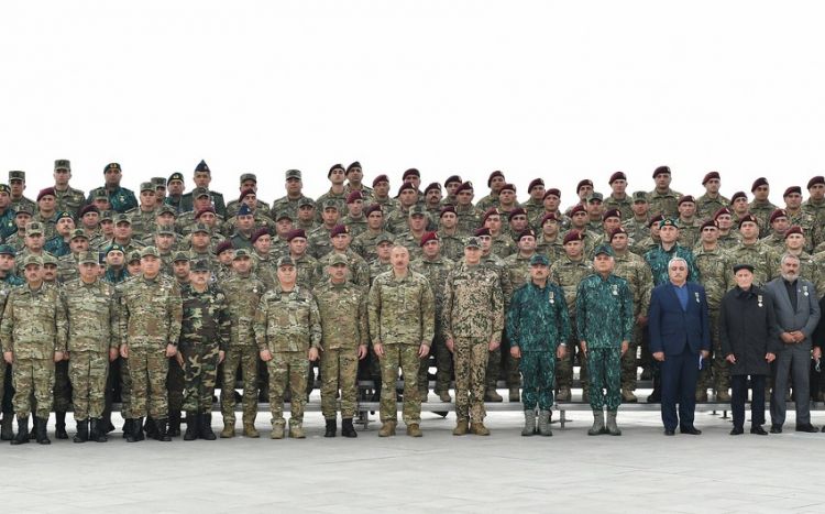 Hərbçilərə yüksək hərbi mükafatlar təqdim edilib