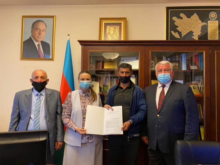 Qənirə Paşayeva şəhidi Arif Həmzəyevin atası ilə görüşüb Qənirə Paşayeva şəhidi Arif Həmzəyevin atası ilə görüşüb