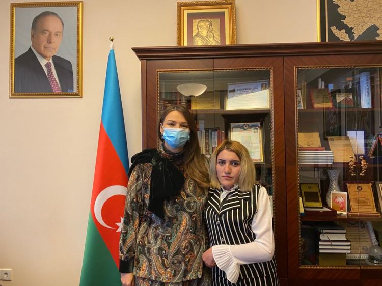 Qənirə Paşayeva Xaçmaz məktəbinin direktoru  Aynurə Səfərovanı qəbul edib