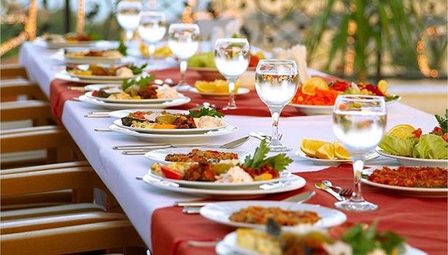 Restoranlarda bahalı iftar süfrələri:  Həmin süfrələrdə iftar açan insanların orucunun savabı qalırmı?