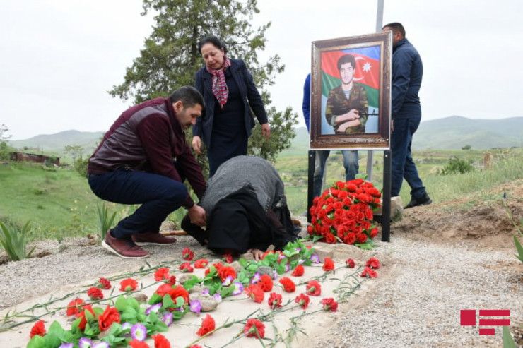 84 yaşlı ana 28 ildən sonra şəhid oğlunun qəbrini ziyarət etdi -  Kövrəldən səhnədən FOTOLAR