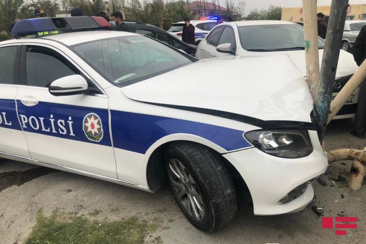 YPX avtomobili qəzaya düşüb, polis əməkdaşı xəsarət alıb -  FOTOLAR