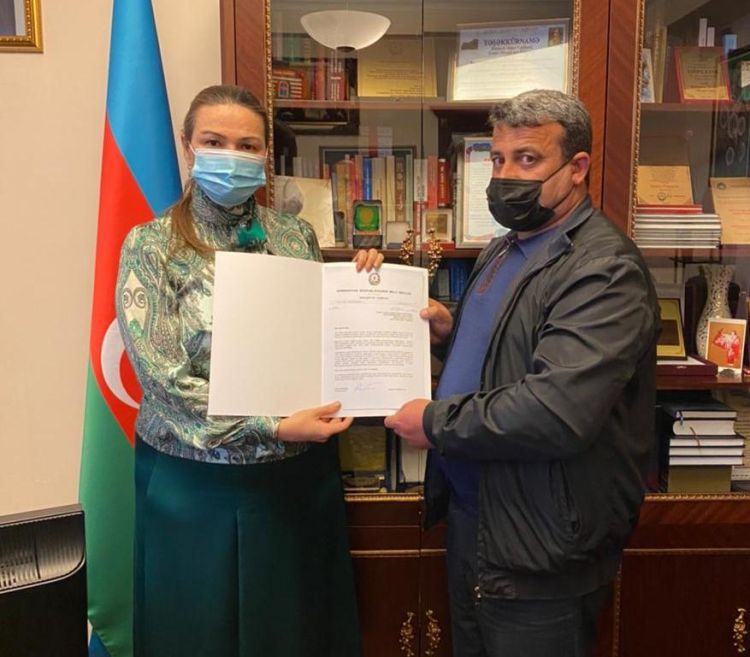 Qənirə Paşayeva şəhid Elçin Poladovun atası ilə görüşüb Qənirə Paşayeva şəhid Elçin Poladovun atası ilə görüşüb