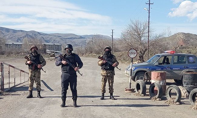 İşğaldan azad olunmuş əraziyə keçmək istəyən Bərdə sakini polisi maşınla vurub