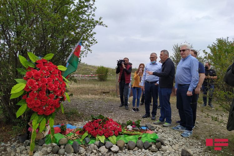 Rusiyalı deputat və ekspertlər Allahverdi Bağırovun qəbrini ziyarət ediblər -  YENİLƏNİB