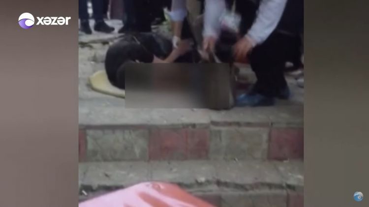 Bakıda 14 yaşlı yeniyetmənin başına daş piltəsinin düşdüyü anın  VİDEOSU