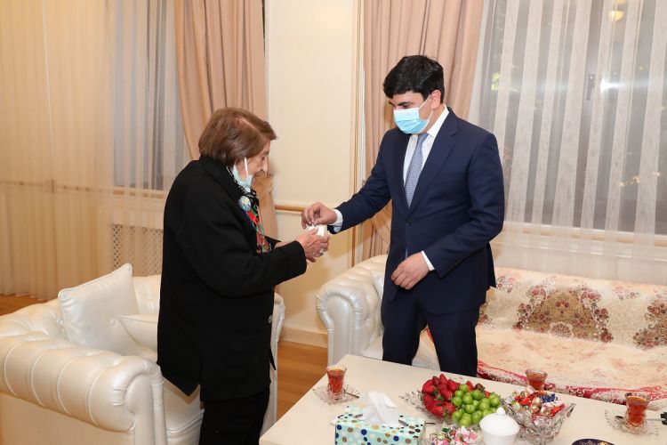 Veteranlar təşkilatına avtomobil hədiyyə edildi -  FOTO  Veteranlar təşkilatına avtomobil hədiyyə edildi -  FOTO
