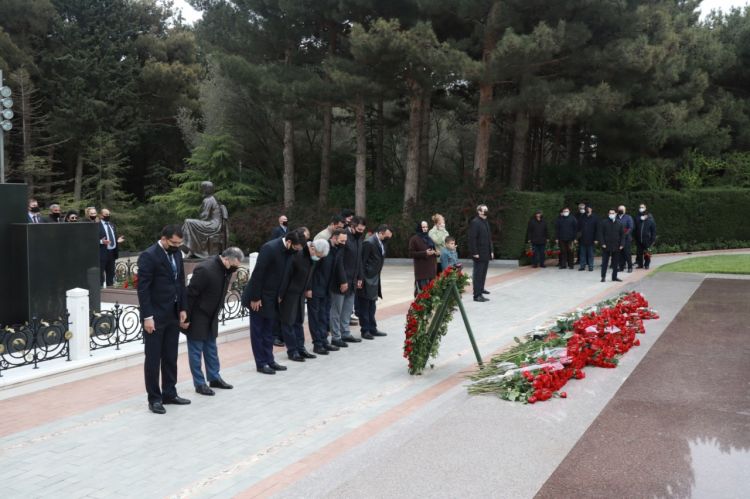 Dövlət Komitəsinin rəhbərliyi və kollektivi Heydər Əliyevin məzarını ziyarət edib