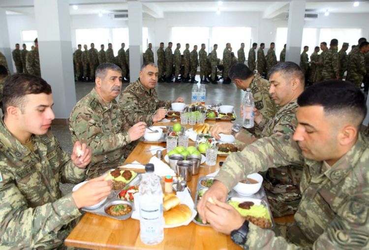 Zakir Həsənov və Mais Bərxudarov əsgərlərlə nahar etdi -  FOTO