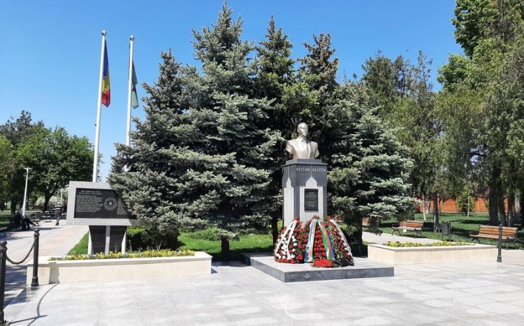Heydər Əliyevin Belqrad və Buxarestdəki abidəsi ziyarət edilib -  FOTO