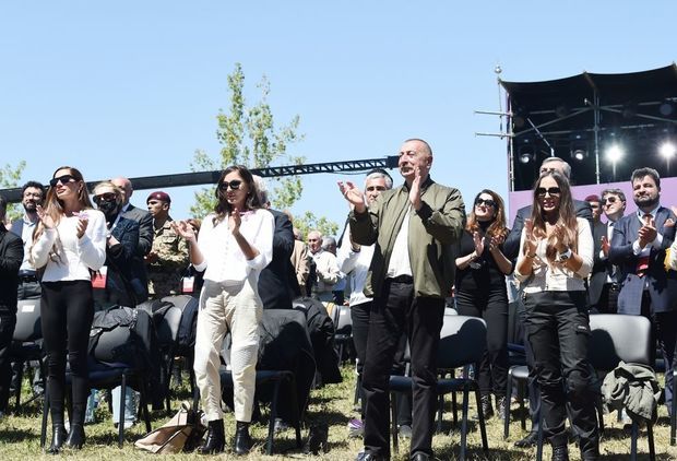 Mehriban Əliyeva “Xarıbülbül” festivalının qala-konsertindən görüntü paylaşdı -  VİDEO