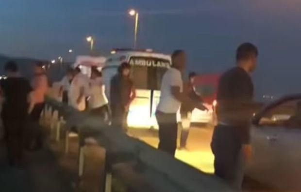 Bakıda qəza: Qardaşını qorumaq üçün özünü maşının altına atdı -  VİDEO