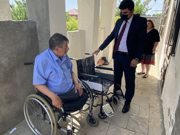 Əlilliyi olan bir qrup şəxsə evlərində təkərli oturacaqlar təqdim edilib