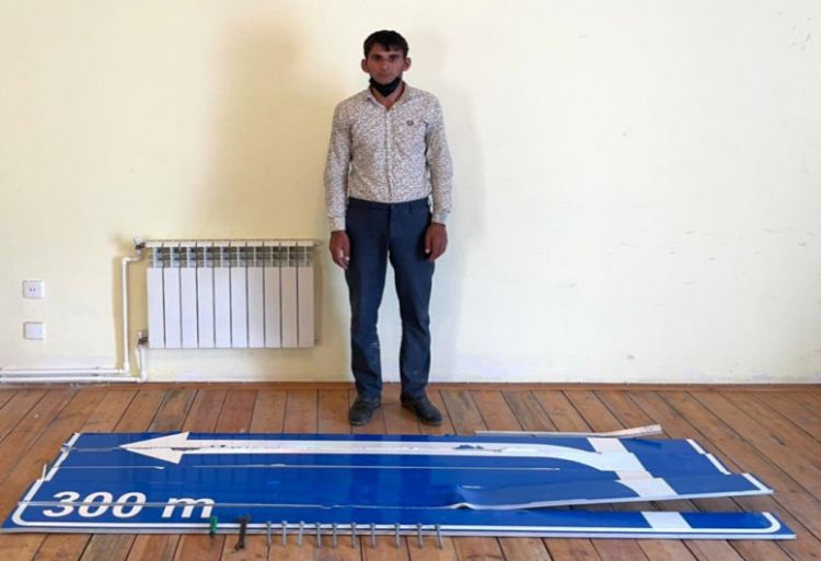 Polis yol nişanı lövhəsini oğurlayan şəxsi saxlayıb -  FOTO