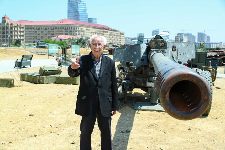 Ahıllar Hərbi Qənimətlər Parkında olublar Ahıllar Hərbi Qənimətlər Parkında olublar