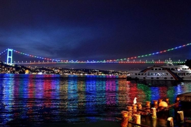 İstanbul körpüləri Azərbaycan bayrağının rənginə büründü